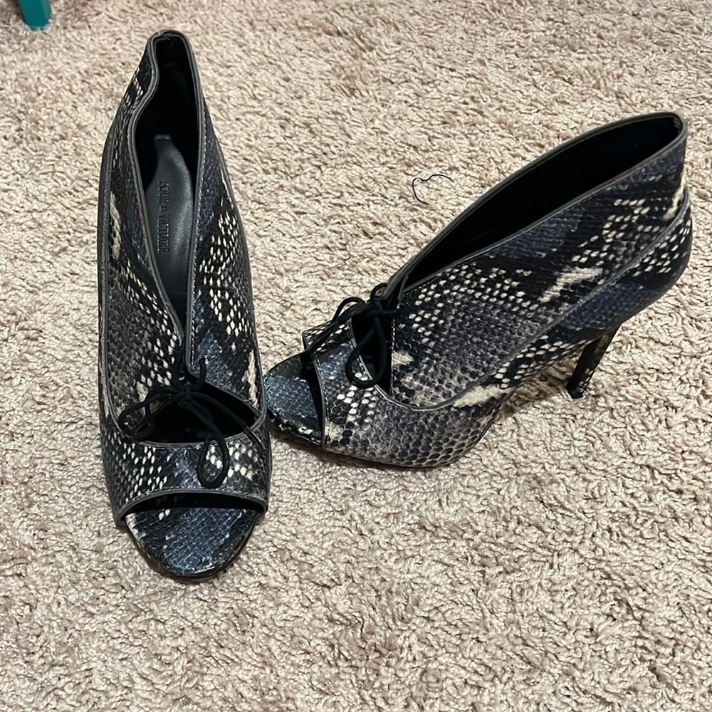 Pour la Victore Snakeskin Heels